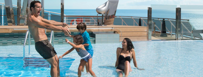 Famille dans la piscine
